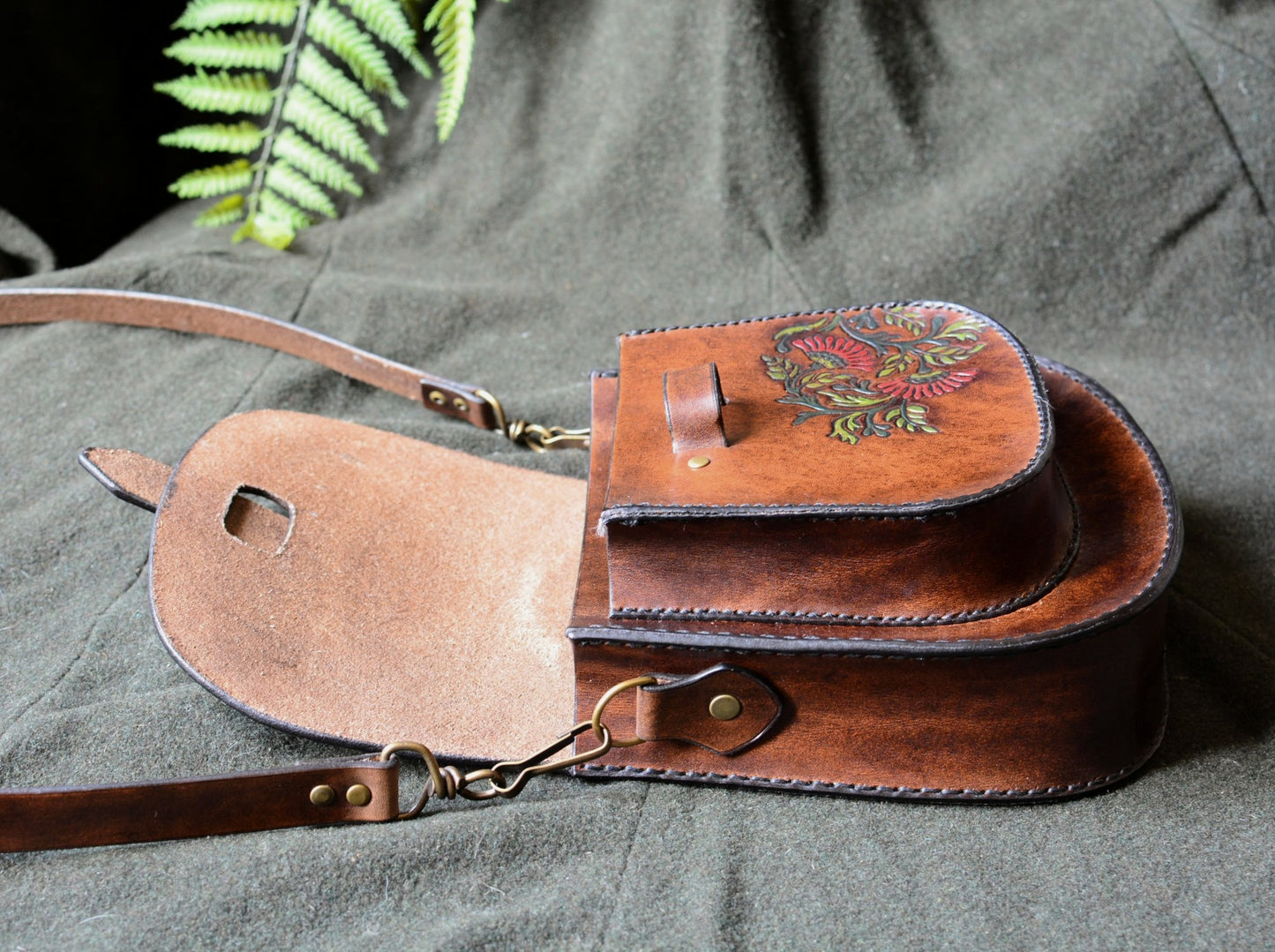 Sacoche en cuir repoussé avec motif floraux