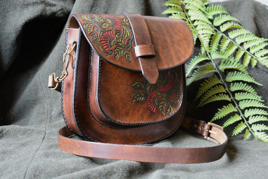 Sacoche en cuir repoussé avec motif floraux