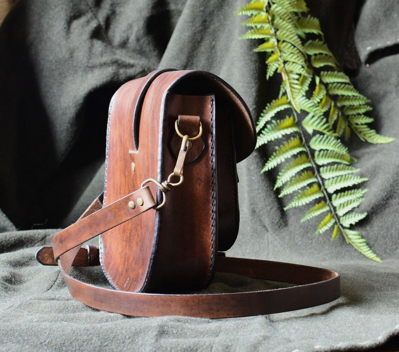 Sacoche en cuir repoussé avec motif floraux
