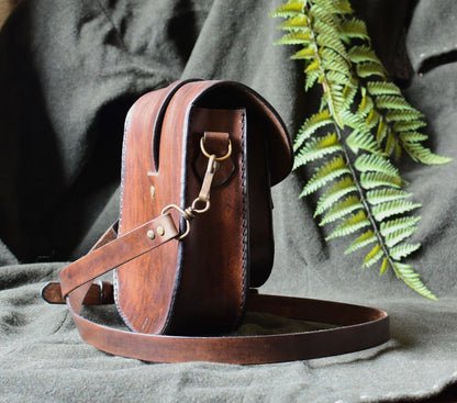 Sacoche en cuir repoussé avec motif floraux