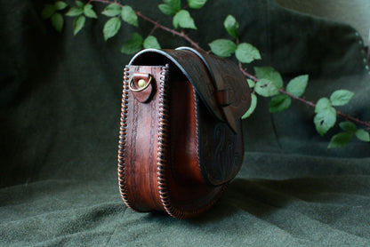 Sacoche cuir tannage végétal — vue profil droit 19x19cm — Atelier Amrod