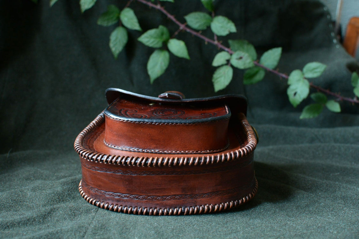 Pièce unique cuir repoussé — détail laçage et couture sellier — L'Atelier d'Amrod