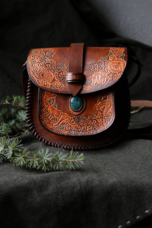 Sacoche celtique en cuir repoussé avec pierre d'apatite