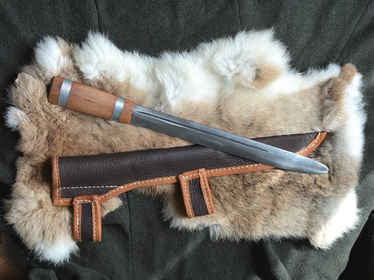 couteau blunté pour combat médiéval avec étui en cuir