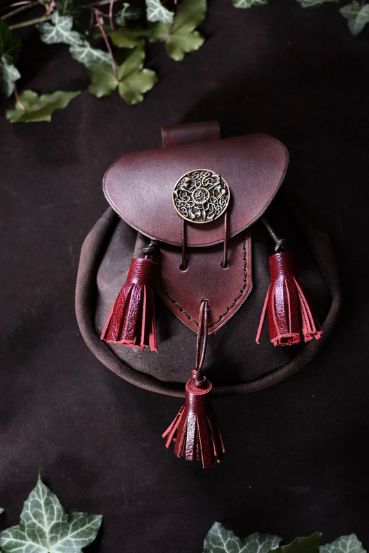 Sporran écossais en cuir marron foncé et bordeaux vu de face