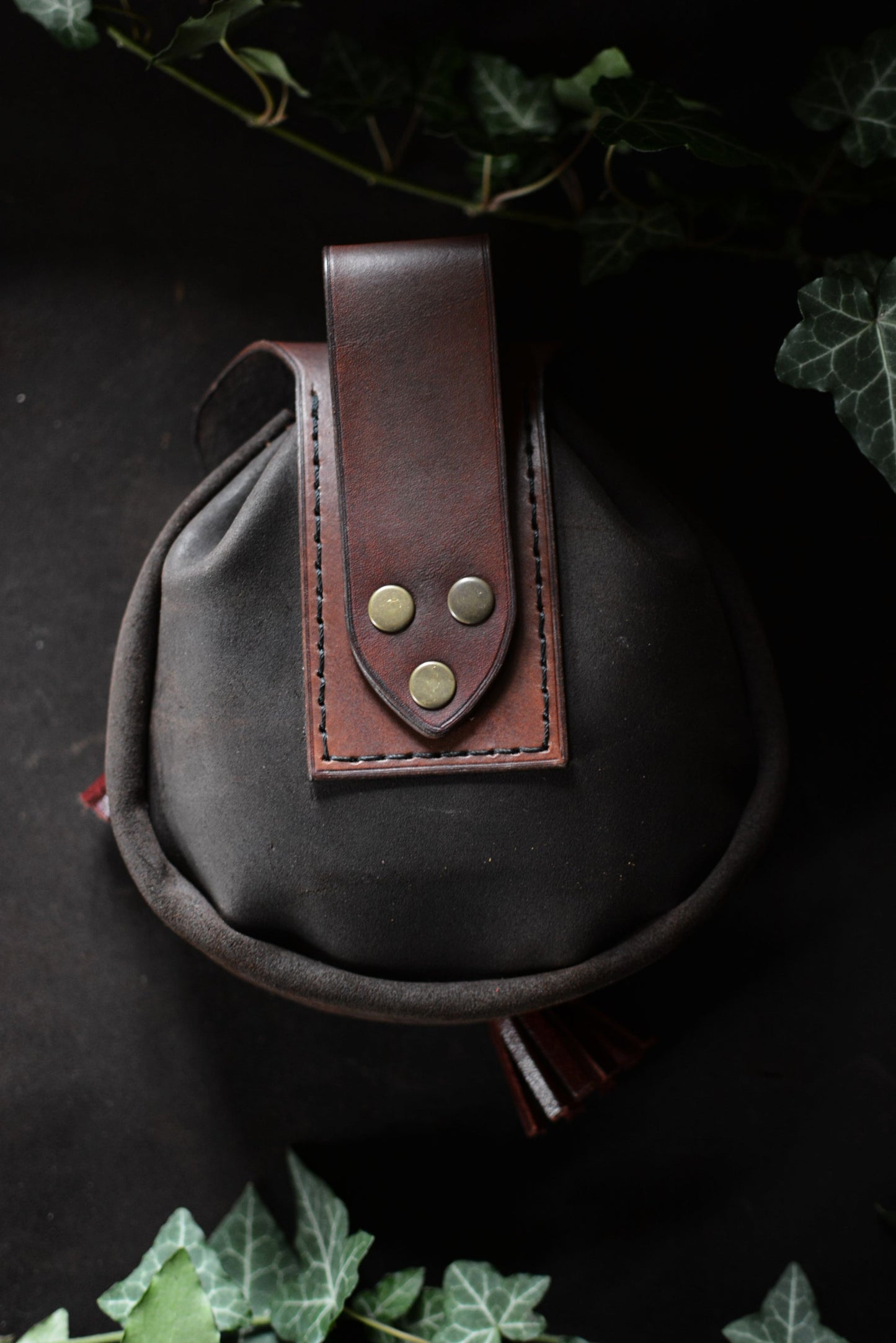 Sporran écossais en cuir marron foncé et bordeaux vu de dos