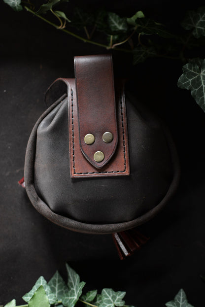 Sporran écossais en cuir marron foncé et bordeaux vu de dos