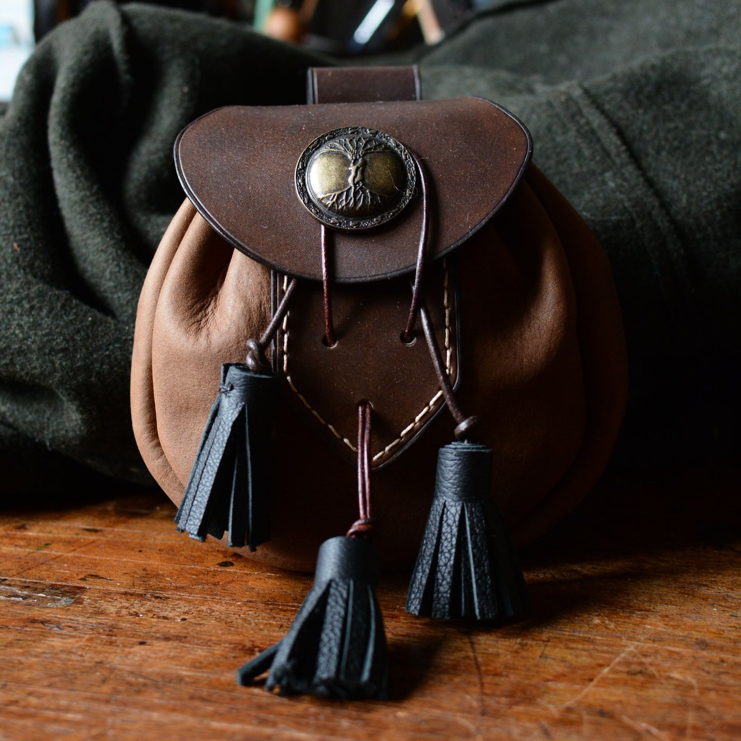 Sporran écossais en cuir marron et noir avec concho arbre de vie en laiton vielli (vue de face)