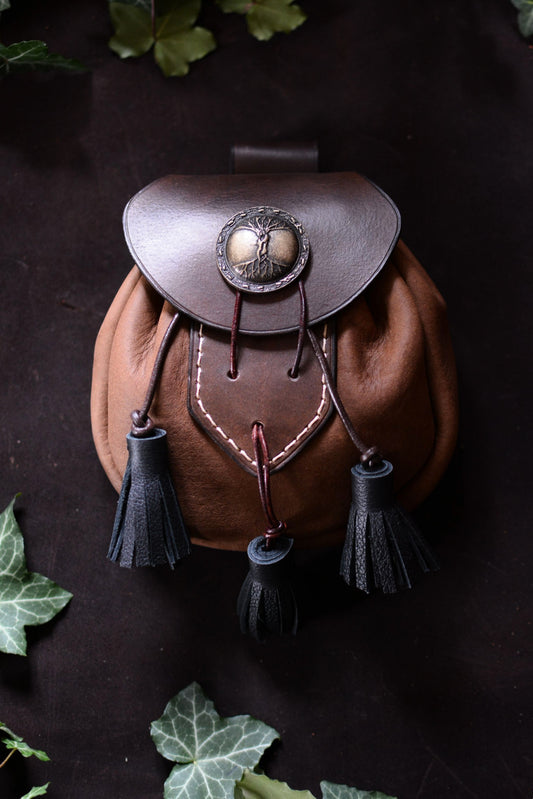 Sporran écossais en cuir marron et noir avec concho arbre de vie en laiton vielli (vue de face)