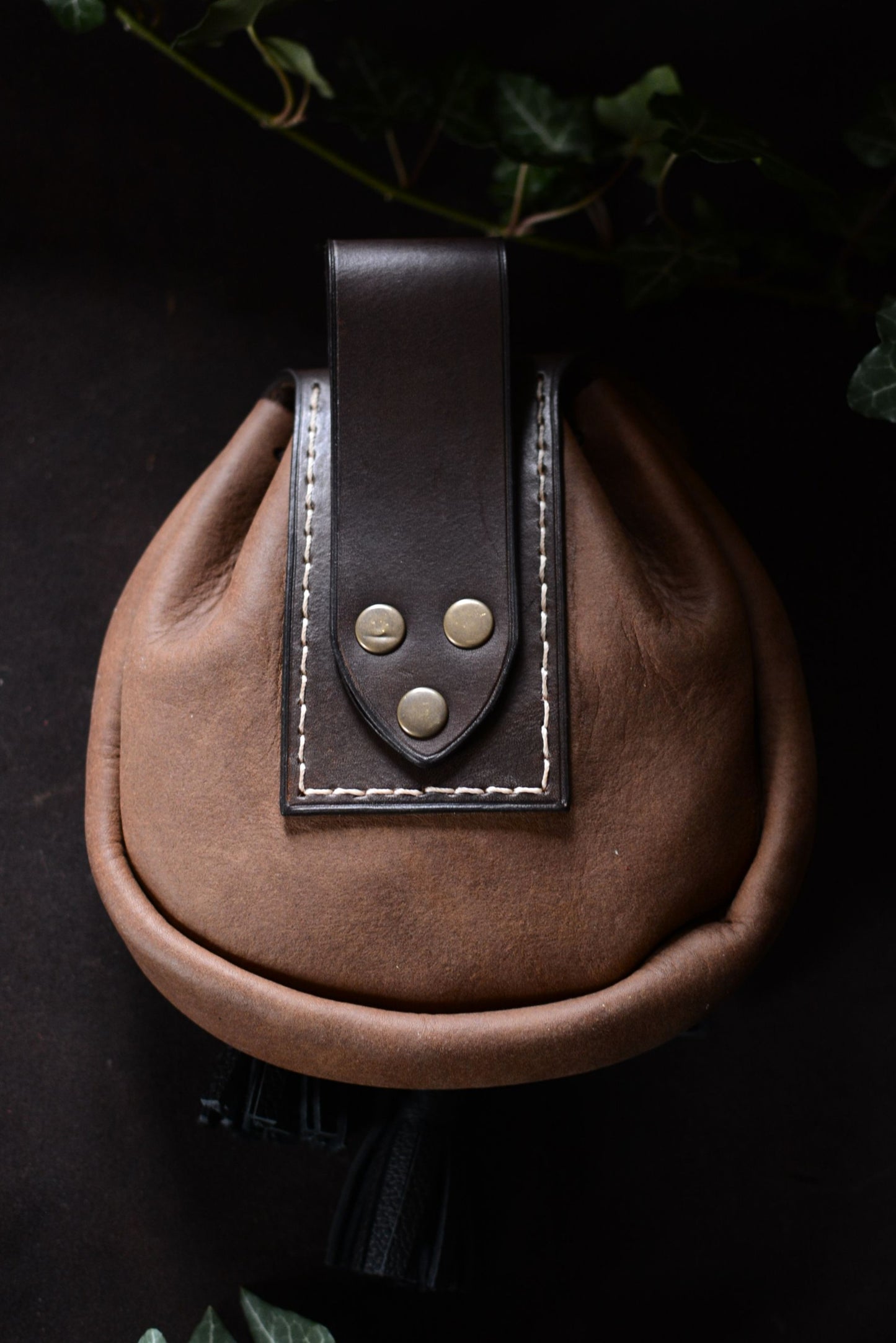 Sporran écossais en cuir marron et noir avec passant ceinture riveté  (vue de dos)