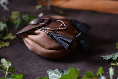 Sporran écossais en cuir marron et noir avec pampilles vu de côté