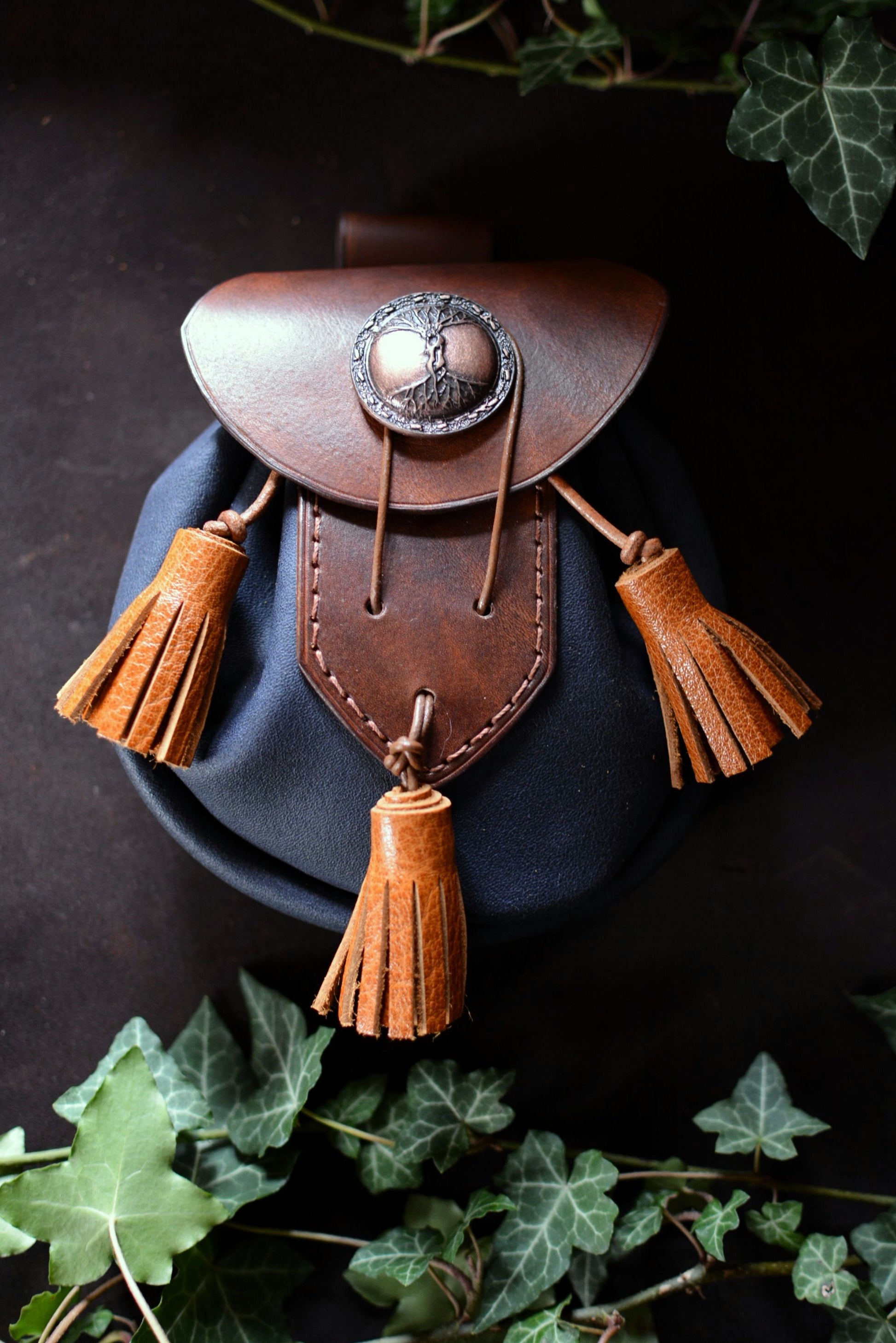 Sporran marron et bleu avec pampilles camel et concho arbre de vie en cuivre,  vu de face avec décor feuilles de lierre