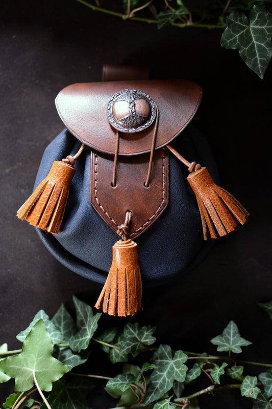 Sporran marron et bleu avec pampilles camel et concho arbre de vie en cuivre,  vu de face avec décor feuilles de lierre