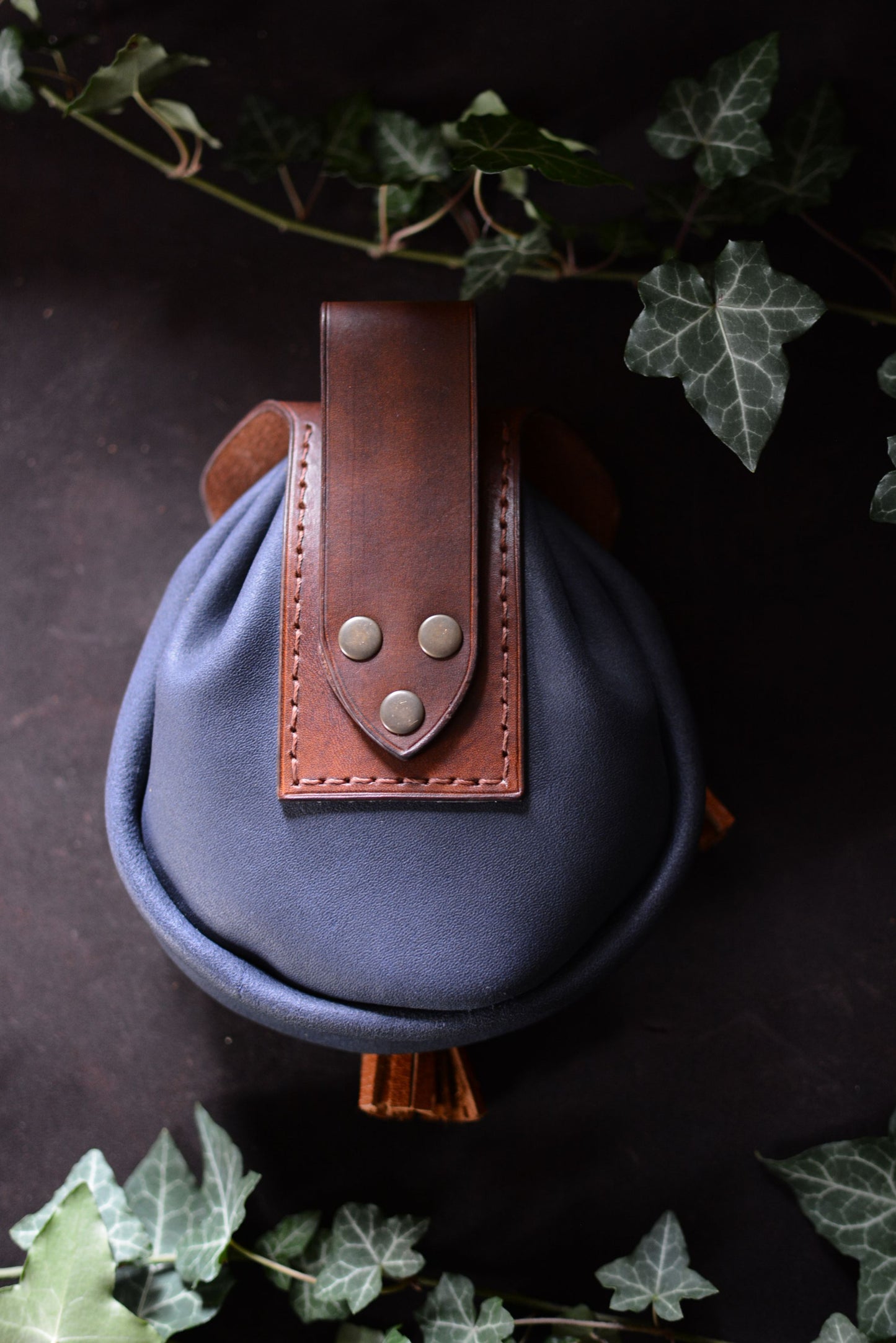 Sporran marron et bleu avec passant ceinture riveté,  vu de dos avec décor feuilles de lierre