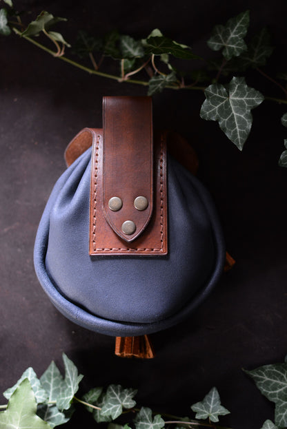 Sporran marron et bleu avec passant ceinture riveté,  vu de dos avec décor feuilles de lierre